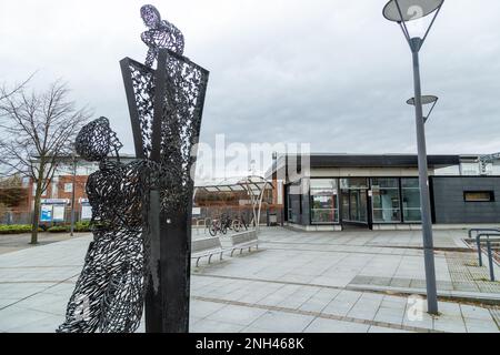 Andy Scotts Skulptur „I can See for miles“ vor dem Alloa Train Station, Schottland Stockfoto