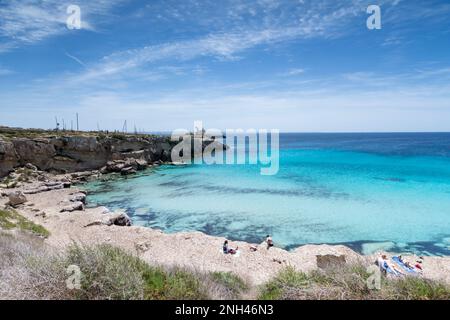 Panoramablick auf den Strand von Cala Azzurra, Favignana Stockfoto