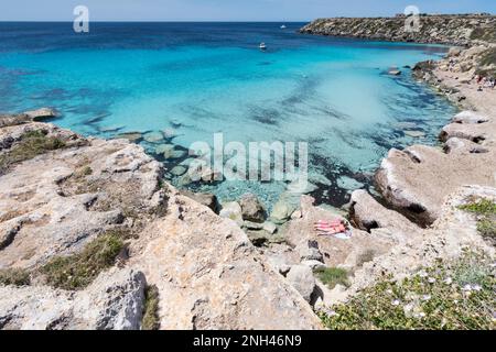 Panoramablick auf den Strand von Cala Azzurra, Favignana Stockfoto