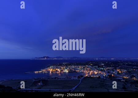 Panoramablick auf die Stadt Favignana bei Einbruch der Dunkelheit, Italien Stockfoto