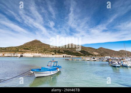 Blick auf die Bucht mit der alten Thunfischerei im Hintergrund, Favignana Stockfoto