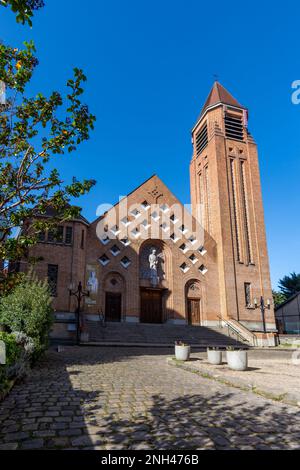 Außenansicht der katholischen Kirche Saint-Joseph in Clamart, Frankreich, im französischen Departement Hauts-de-seine in der Region Ile-de-France Stockfoto