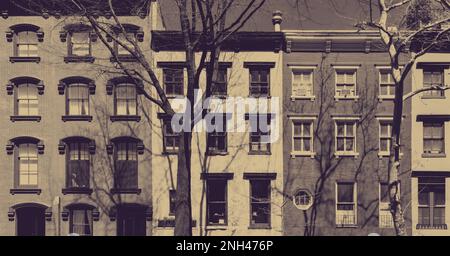 Ein Block alter historischer Appartementgebäude im Gramercy Park-Viertel von New York City mit verblasstem Gelbeffekt Stockfoto