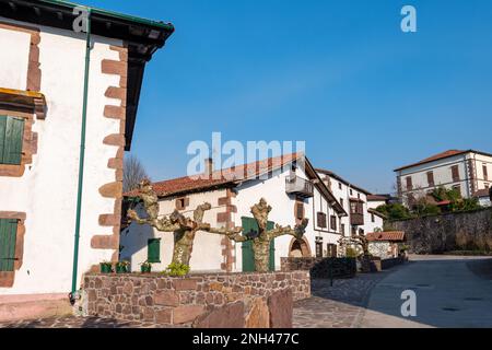 Traditionelle baskische Häuser in einer Straße im Dorf Zugarramurdi, Spanien, in der Provinz Navarra, im spanischen Baskenland Stockfoto