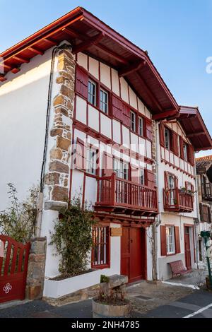 Fassaden typischer baskischer Häuser im touristischen Dorf Ainhoa, Frankreich, Gemeinde im französischen Baskenland Stockfoto