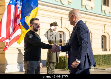 Kiew, Ukraine. 20. Februar 2023. USA Präsident Joe Biden, rechts, wird vom ukrainischen Präsidenten Wolodymyr Zelenskyy, links, bei der Ankunft im Mariinsky-Palast am 20. Februar 2023 in Kiew, Ukraine, begrüßt. Biden hielt bei einem unangekündigten Besuch in Kiew an, um die amerikanische Unterstützung für die Ukraine zu erneuern. Kredit: Adam Schultz/White House Photo/Alamy Live News Stockfoto