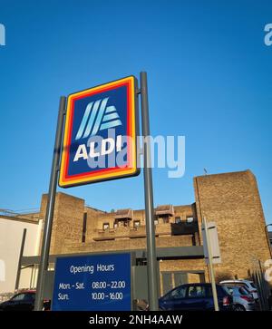 Aldi-Supermarkt-Schild in London, South Harrow, England. Aldi ist eine globale Supermarktkette mit Preisnachlässen Stockfoto