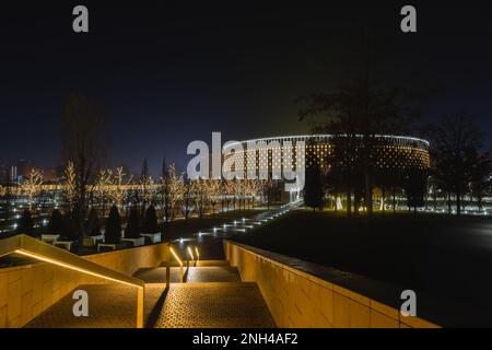 Russland, Krasnodar - 04. Januar 2023: Nachtbeleuchtung des Stadions und des Parks von Galicien. Steigen Sie auf die Treppe und fahren Sie zur Sportanlage Stockfoto