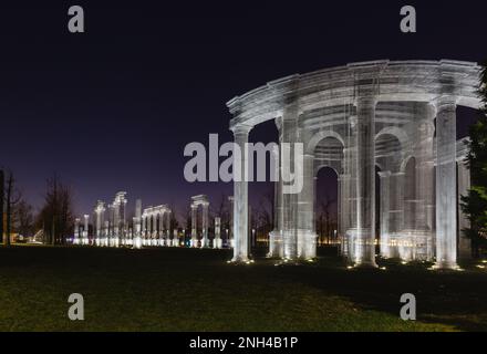 Russland, Krasnodar - 04. Januar 2023: Installation von Luftsäulen Abstract of wire in the Park Galician Night Stockfoto