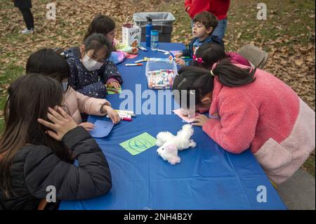 Mt Vernon, Usa. 20. Februar 2023. Kinder machen Geburtstagskarten auf dem Bowling Green am Mt. Vernon, die Heimat von George und Martha Washington, in Mt. Vernon, Virginia, Montag, 20. Februar 2023. Zu Kriegsnachstellungen, Musicalnummern und Hausbesichtigungen kamen Menschen zusammen, um den Presidents Day und George Washingtons Geburtstag zu feiern. Foto: Bonnie Cash/UPI Credit: UPI/Alamy Live News Stockfoto