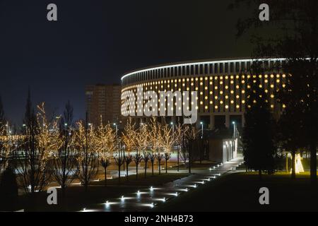 Russland, Krasnodar - 04. Januar 2023: Nachtbeleuchtung des Stadions und des Parks von Galicien Stockfoto
