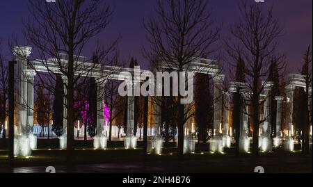 Russland, Krasnodar - 04. Januar 2023: Geisterkolonnade von Ilyuzorn aus Mehrschichtdraht im Nachtpark Galicien in Krasnodar Stockfoto