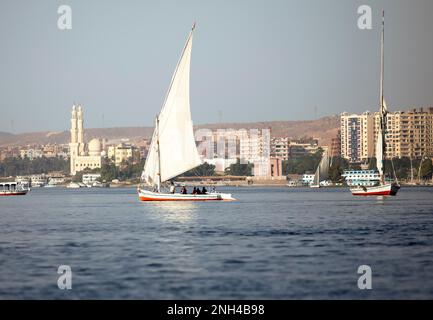 Felukken oder traditionelle Segelboote auf dem Nil, Assuan, Ägypten Stockfoto
