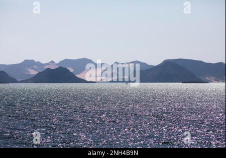 Nasser-See, Reservoir, Nubische Wüste dahinter, Ägypten Stockfoto