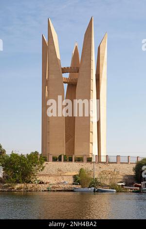 Denkmal für die ägyptisch-russische Freundschaft am westlichen Ende des Assuan-Staudamms, Assuan, Ägypten Stockfoto