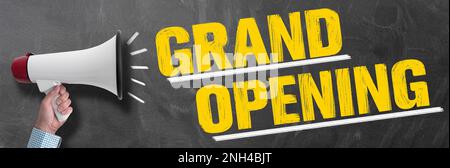 Hand Megaphon oder Megaphon gegen Schiefertafel mit Text eröffnet. Stockfoto