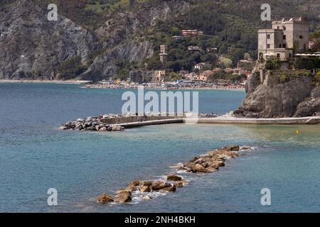 MONTEROSSO, LIGURIEN/ITALIEN - 22. APRIL: Blick auf die Küste von Monterosso Liguria Italien am 22. April 2019. Nicht identifizierte Personen Stockfoto