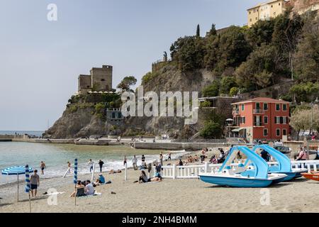 MONTEROSSO, LIGURIEN/ITALIEN - 22. APRIL: Blick auf die Küste von Monterosso Liguria Italien am 22. April 2019. Nicht identifizierte Personen Stockfoto