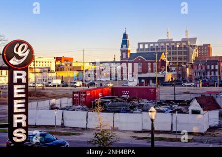 Die Innenstadt von Mobile ist vom Dach der Greer's St. aus zu sehen Louis Market auf der St. Louis Street, 6. Januar 2023, in Mobile, Alabama. Stockfoto