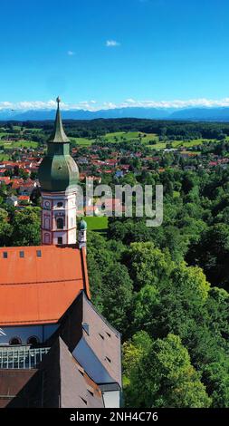 Luftaufnahme des Klosters Andechs mit den Alpen im Hintergrund. Andechs, Starnberg, Oberbayern, Bayern, Deutschland Stockfoto