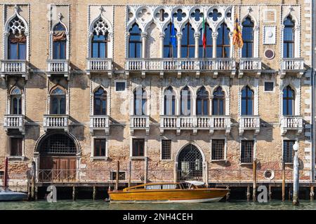 Die Fassade eines Gebäudes, Venedig und seine Lagune gehören zum UNESCO-Weltkulturerbe, Venedig, Italien Stockfoto