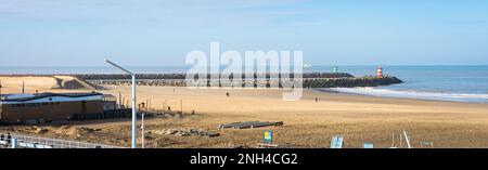 Panoramablick auf den Hafen des Fischerdorfes Scheveningen in der Nähe von Den Haag, Niederlande Stockfoto
