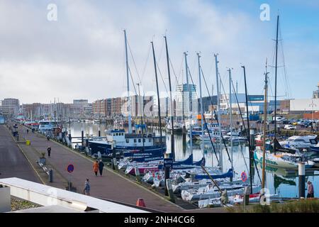 Malerischer Blick auf den Hafen von Scheveningen in der Nähe von Den Haag, Niederlande. Stockfoto