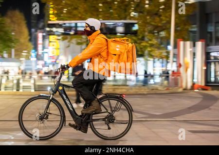 Fahrradkurier für den Lieferservice Lieferando, Stuttgart, Baden-Württemberg, Deutschland Stockfoto
