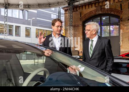 Ola Kaellenius, Linke, Vorstandsvorsitzende der Mercedes-Benz Group AG und Ministerpräsident Winfried Kretschmann, Grüne, Car Summit in Stockfoto