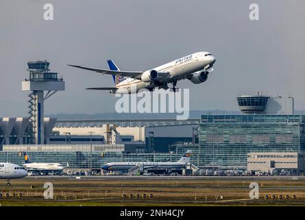 Flughafen Frankfurt mit Turm, Fraport, Boeing 787 Dreamliner Aircraft of United Airlines während des Starts, Frankfurt am Main, Hessen, Deutschland Stockfoto