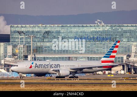 Flughafen Frankfurt, Fraport, American Airlines Boeing 777-200 vor dem Terminal, Frankfurt am Main, Hessen, Deutschland Stockfoto