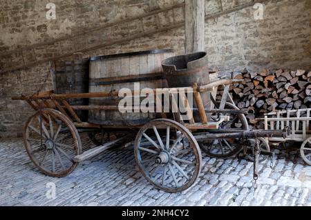 Alter Leiterwagen mit Holzbehältern für die Traubenernte in der Passage vom Schultheissenhof, 1554, Franken Freiluftmuseum, Bad Stockfoto