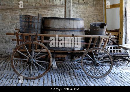 Alter Leiterwagen mit Holzbehältern für die Traubenernte in der Passage vom Schultheissenhof, 1554, Franken Freiluftmuseum, Bad Stockfoto