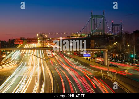 Lange Einwirkung von Verkehr über die RFK-Brücke von Astoria Queens, New York City, New York. Stockfoto