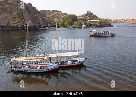 Boote auf dem Nil, Agilka Island im Hintergrund, Assuan, Ägypten Stockfoto