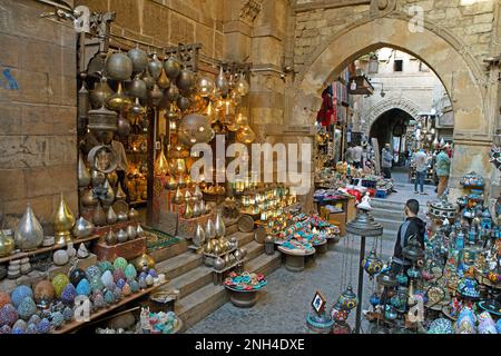 Traditionelles Lampengeschäft im Basar El Muski, Altstadt, Kairo, Ägypten Stockfoto