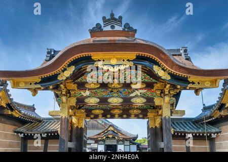 Kyoto Japan. Schloss Nijo. Das Karamon-Haupttor zum Ninomaru-Palast Stockfoto