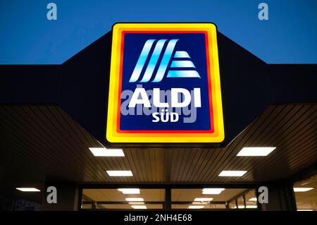 ALDI Sued, Einzelhandelskette, Lebensmittelgeschäft, Logo auf Schild, Blue Hour, Stuttgart, Baden-Württemberg, Deutschland Stockfoto