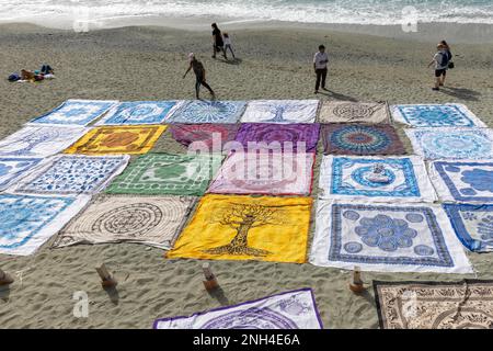 MONTEROSSO, LIGURIEN/ITALIEN - APRIL 22 : Stranddecken zum Verkauf in Monterosso Liguria Italien am 22. April 2019. Nicht identifizierte Personen Stockfoto