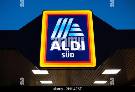 ALDI Sued, Einzelhandelskette, Lebensmittelgeschäft, Logo auf Schild, Blue Hour, Stuttgart, Baden-Württemberg, Deutschland Stockfoto