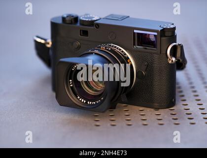 Leica M10 Monochrom mit Leica Summilux M 1, 4 35 mm ASPH. FLE auf Tisch, Studiofoto, Baden-Württemberg, Deutschland Stockfoto