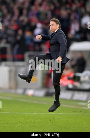 Goal Celebration Coach Bruno Labbadia, Joy Jump, Mercedes-Benz Arena, Stuttgart, Baden-Württemberg, Deutschland Stockfoto