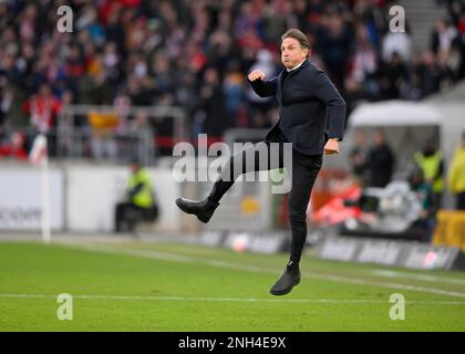 Goal Celebration Coach Bruno Labbadia, Joy Jump, Mercedes-Benz Arena, Stuttgart, Baden-Württemberg, Deutschland Stockfoto