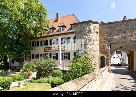 Torbogen der mittelalterlichen Stadtbefestigungen in der Schlossgasse und ehemaliger Keller des Hochamts der Pfalz-Wahlen, heute Hotel am Schloss, Alzey Stockfoto