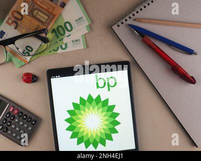 In dieser Fotoabbildung ist das Logo von BP p.l.c. (früher British Petroleum Company plc und BP Amoco plc) auf einem Tablet zu sehen. Stockfoto