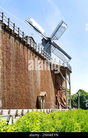 Neues Abschlusshaus mit Salztank und Windkunst, Bad Rothenfelde, Niedersachsen, Deutschland Stockfoto