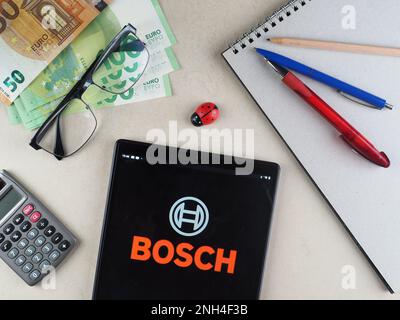 In dieser Fotoabbildung ist das Logo der Robert Bosch GmbH auf einem Tablet zu sehen. Stockfoto