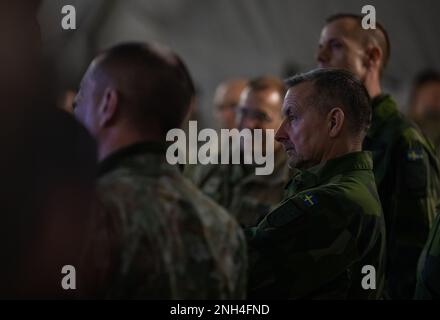 Ein schwedischer Soldat hört zu, während er einen Brief von den USA abgibt Militärsoldaten, die während des Winterstreiks 22 der 1. Infanteriedivision (1 ID) zugeteilt wurden, einer Übung in der Kommandozentrale in Bolesławiec (Polen), 12. Dezember 2022. Der 1 ID arbeitet mit NATO-Verbündeten und regionalen Sicherheitspartnern zusammen, um dem V Corps, dem in Europa stationierten US-Korps, Kampfkräfte zur Verfügung zu stellen. Stockfoto