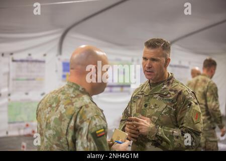 USA Oberstleutnant Christopher Richardson, Right, Logistikoffizier der 1. Infanterieabteilung (1 ID), spricht mit einem litauischen Offizier während des Winterstreiks 22, einer Kommandostellenübung in Bolesławiec, Polen, am 12. Dezember 2022. Der 1 ID arbeitet mit NATO-Verbündeten und regionalen Sicherheitspartnern zusammen, um dem V Corps, dem in Europa stationierten US-Korps, Kampfkräfte zur Verfügung zu stellen. Stockfoto