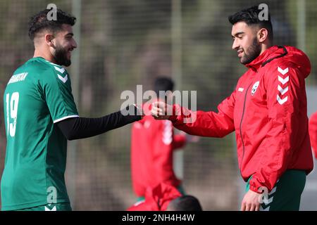 November 2019 - Omid Popalzai (links) und Maziar Kouhyar (rechts) schütteln während eines Trainingslagers der Nationalmannschaft in Antalya Türkei die Hand Stockfoto